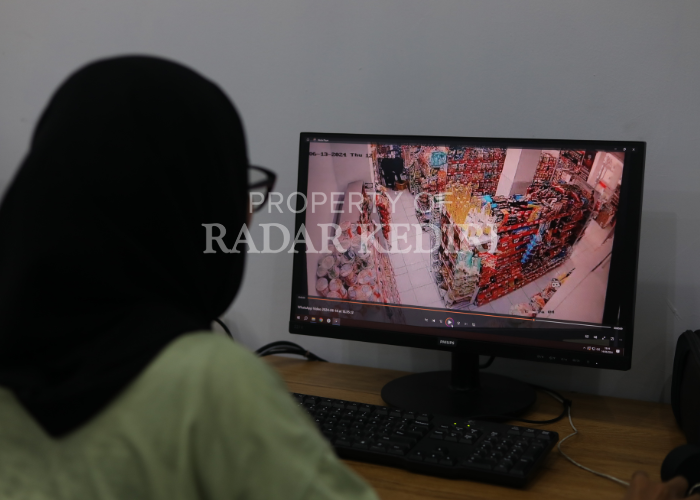 NEKAT: Seorang perempuan muda terekam CCTV saat mencuri susu, gawai merk Samsung Galaxy A05, dan parfum di toko modern yang ada di Jalan Patiunus Kelurahan Pakelan, Kota Kediri.