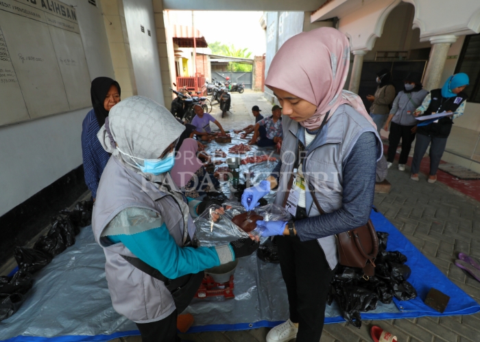 pemeriksaan pemotongan hewan kurban di Kediri Raya kemarin masih ditemukan cacing di jeroan.