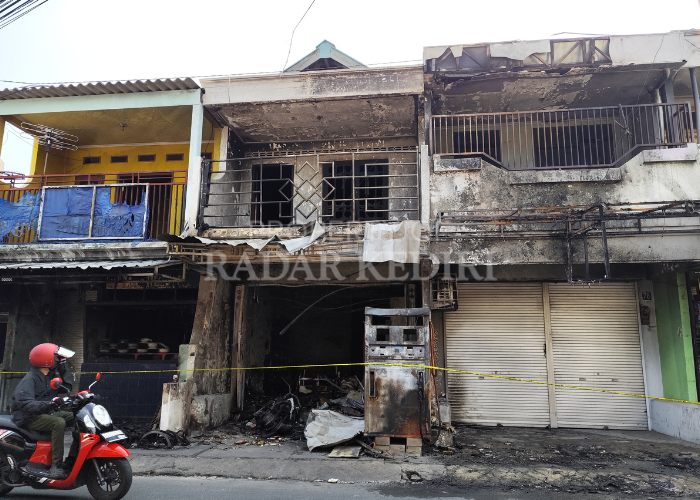 LENGANG: Garis polisi masih terpasang di tiga bangunan yang terbakar di Jalan Tembus Kaliombo, Kelurahan Kaliombo, Kecamatan Kota.