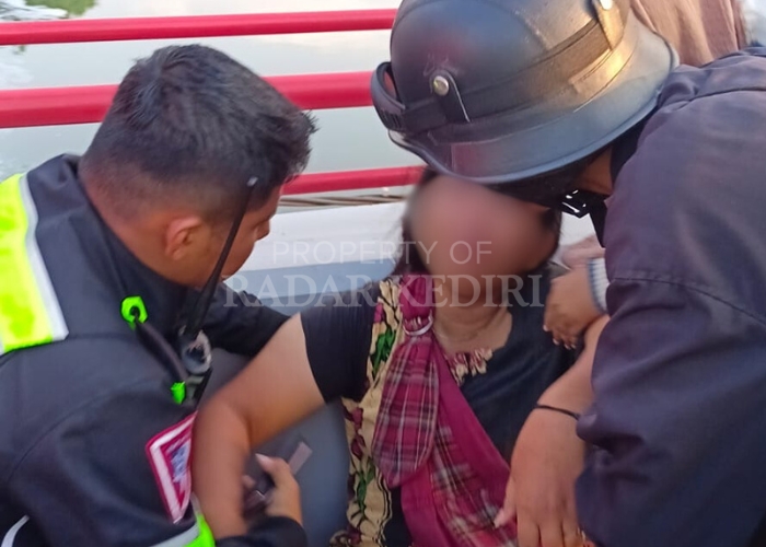 MIRIS: Polisi dan warga berusaha menenangkan KL yang diduga hendak bunuh diri dengan melompat dari jembatan AAB Kota Kediri kemarin.