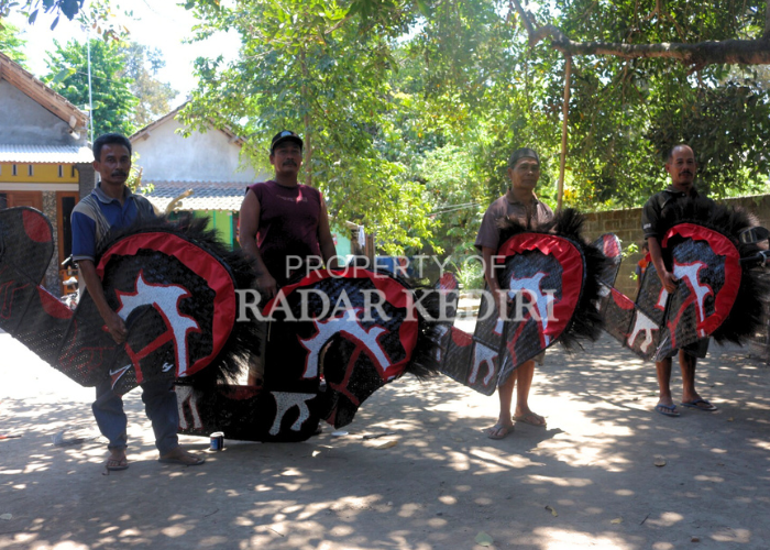 LESTARIKAN TRADISI: Pemdes Kras bersama kelompok kesenian jaranan setempat terus bersinergi nguri-uri budaya.