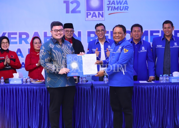 TAMBAHAN AMUNISI: Bupati Hanindhito Himawan Pramana (dua dari kiri) menerima rekomendasi dari DPW PAN Jatim kemarin.