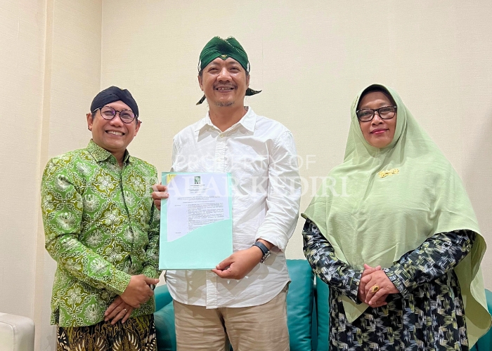SIAP MAJU: Owner PT Taji Mas Grup Deny Widyanarko dan Ketua Muslimat NU Mudawamah menunjukkan rekom PKB yang diterima kemarin.