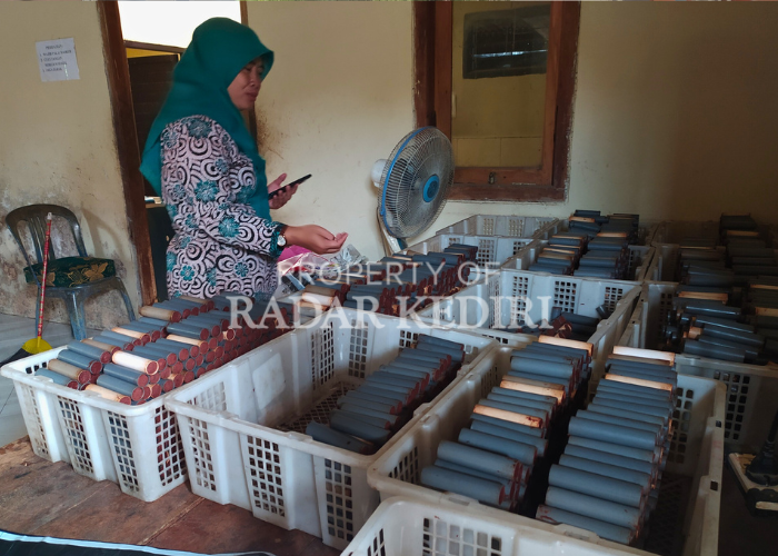 USAHA: Endang Susilowati mengembangkan industri pengolahan getuk pisang di Desa Krenceng, Kecamatan Kepung.