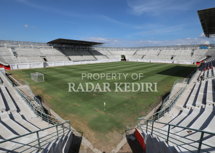 TUNGGU DED: Rumput Stadion Gelora Daha Jayati (GDJ) tumbuh subur.