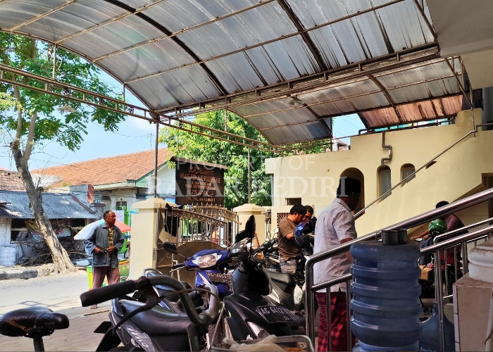 WASPADA: Jamaah keluar dari Masjid Ar-Rahmah Setonobetek, Jalan Sam Ratulangi, Kelurahan Setonopande, Kota Kediri. Di masjid itu gawai milik takmir hilang dicuri saat salat.