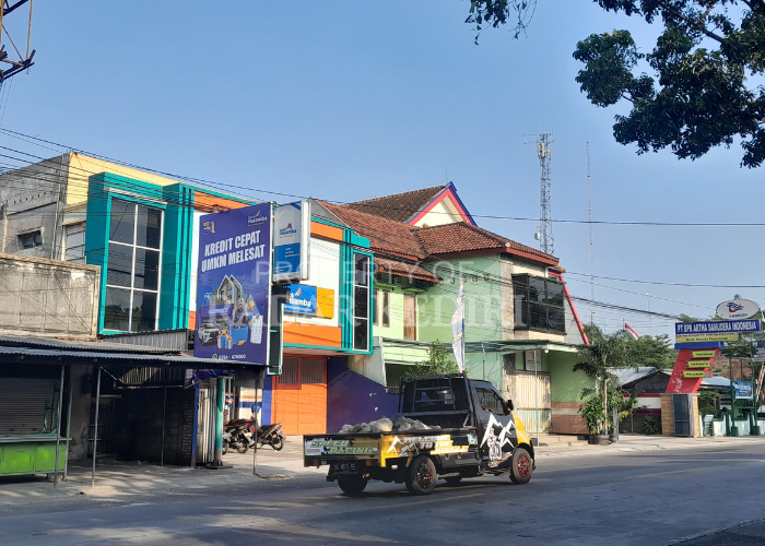 TUMBUH: Papan iklan untuk kredit bertebaran di wilayah Kediri Raya. Pada April lalu penyaluran kredit tembus Rp 86,67 M lebih tinggi dari tiga bulan sebelumnya.