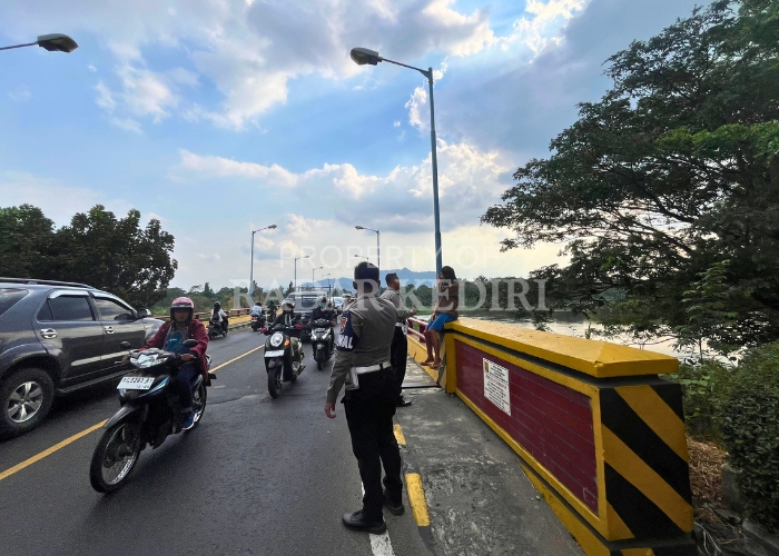 AYO PULANG: Polisi sedang membujuk YU asal Mrican yang ingin terjun ke Sungai Brantas dari Jembatan Semampir pada Selasa (18/6).