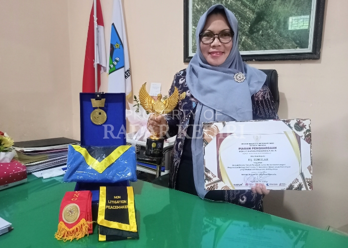 BERPRESTASI: Sumilah menunjukkan piagam penghargaan yang dia terima dari Kemenkum HAM.