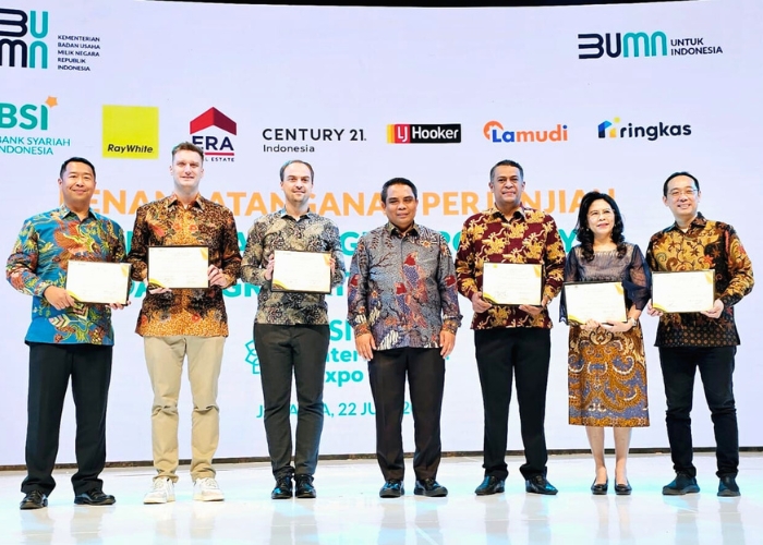 SINERGI: Direktur Sales and Distribution BSI Anton Sukarna (Tengah) bersama dengan Direktur LJ Hooker Indonesia Oka Mahendra Kauripan (paling kiri), Direktur Lamudi Indonesia Mart Polman (dua dari kir