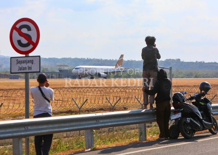 ANTUSIAS: Warga mengabadikan momentum pesawat Super Air Jet yang landing di Bandara Dhoho Kediri.