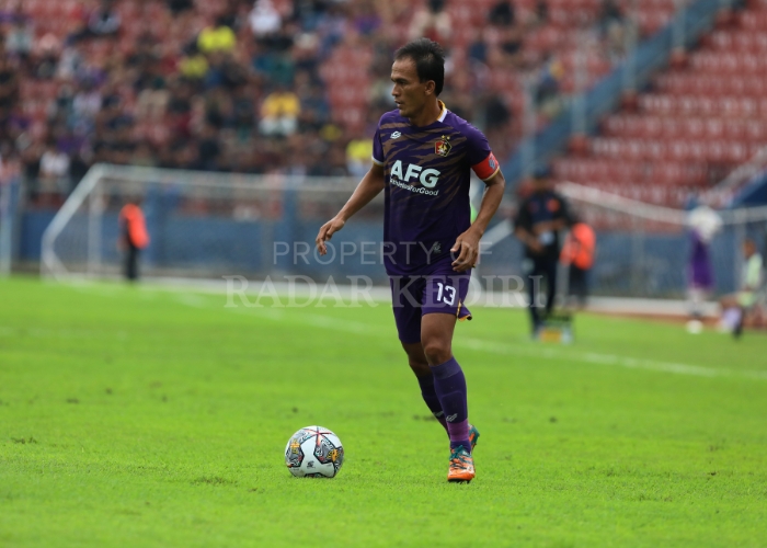 TETA{P BUGAR: Faris Aditama menggiring bola di Stadion Brawijaya