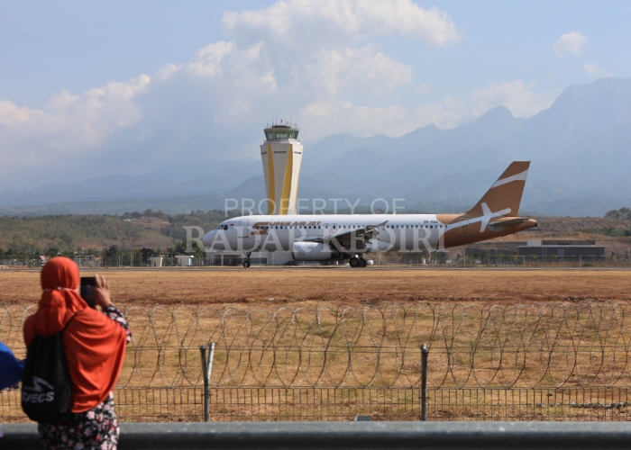 TAKJUB: Seorang warga mengabadikan momen penerbangan maskapai Super Air Jet di Bandara Internasional Dhoho Kediri.