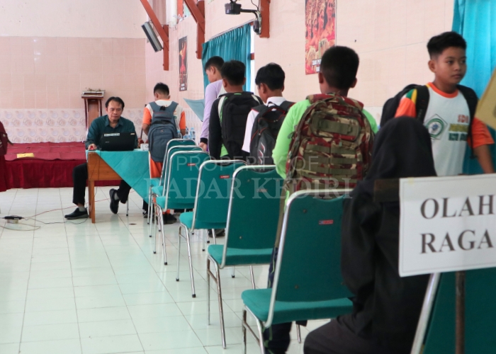 MENGULAR: Siswa mengantre verifikasi pendaftaran jalur prestasi karakteristik SMP di SMPN 8 Kota Kediri pada Selasa (11/6)