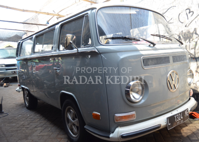 KLASIK: Beberapa jenis mobil klasik ada di bengkel Jagal VW milik Yanto. Bengkel ini menjadi rekomendasi pecinta VW