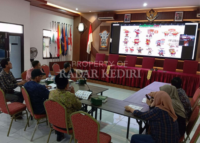 SERIUS: Tim juri dan komisioner KPU Kabupaten Kediri saat memberi penilaian lomba maskot pilkada 2024.