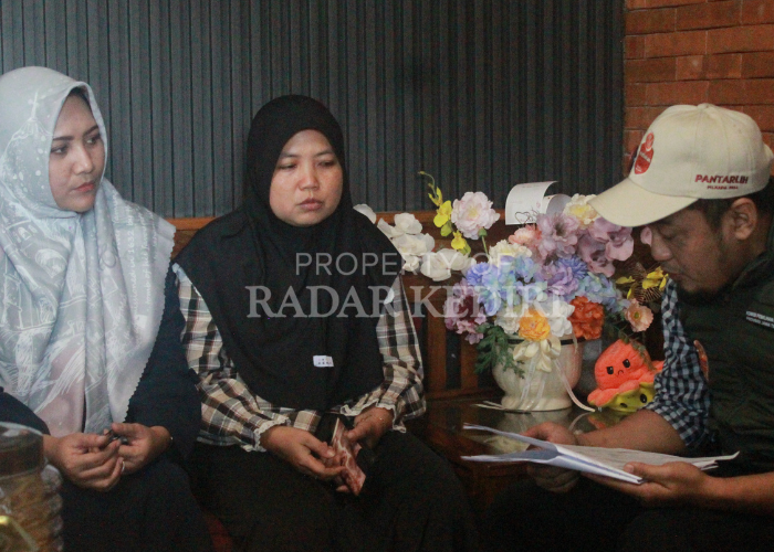 COKLIT KPU: Kabupaten Kediri berkunjung ke rumah Happy Asmara di Kecamatan Ringinrejo kemarin. Pantarlih mulai lakukan pendataan pemilih target sehari dapat 10 kartu keluarga.