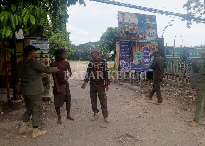 BERBAHAYA: Satpol PP amankan ODGJ di jalan di Kelurahan Pesantren