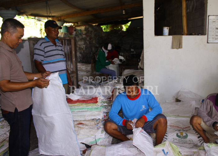INDUSTRI RUMAHAN: Usaha pembuatan tempe di Desa Kwaron, Kecamatan Papar tetap mengutamakan kualitas.