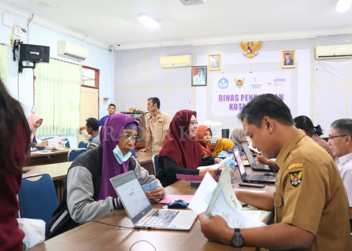 ANTRE: Sejumlah orang tua wali murid mendatangi operator di Dinas Pendidikan Kota Kediri karena mereka gagal mendaftar mandiri kemarin.