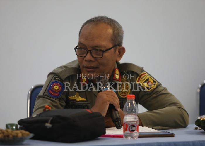 TERKENDALA ATURAN: Rofiq perwakilan Satpol PP membeber penertiban PKL