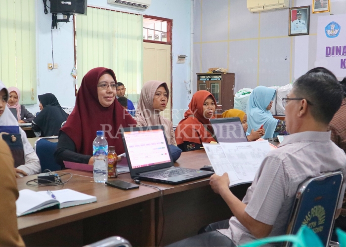 TELITI: Petugas Dinas Pendidikan Kota Kediri memeriksa berkas yang diajukan orang tua dalam pendaftaran manual di Dinas Pendidikan Kota Kediri  (24/6).