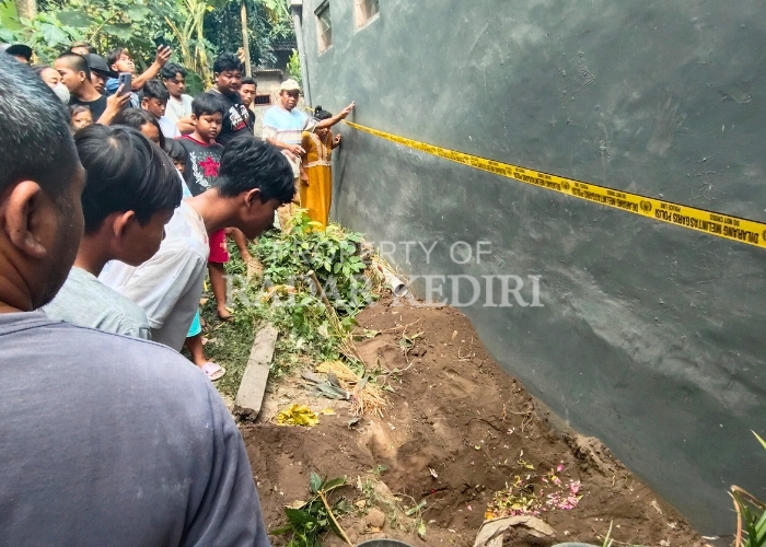 MAKAM MENCURIGAKAN: Warga ramai-rami melihat bekas galian makam AF yang kemarin jenazahnya dibawa ke RS Bhayangkara.