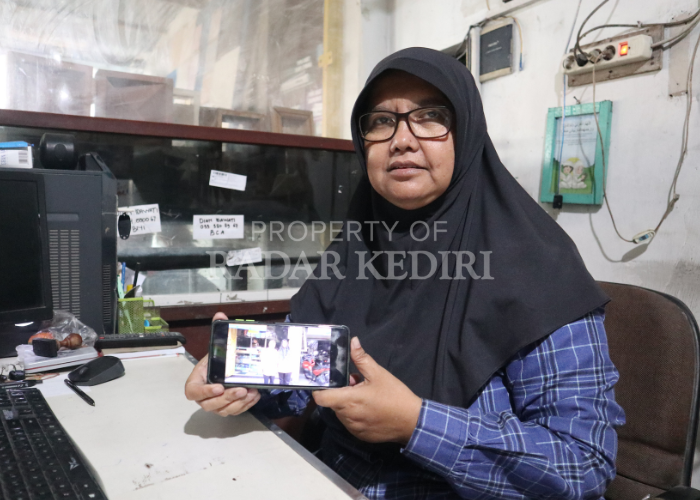 KAMPUNG HALAMAN: Ida, kerabat Mensos Tri Rismaharini, menunjukkan foto sang menteri saat berkunjung awal Juni lalu.