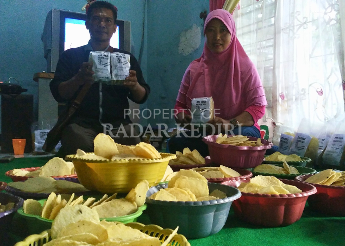 MANDIRI: Sentra pembuatan kerupuk puli di Desa Kepuh, Kecamatan Papar diawali dari kegiatan pelatihan.