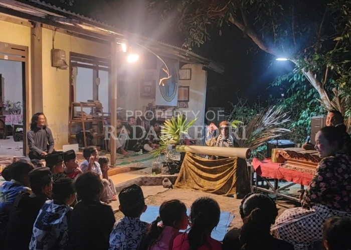 DAYA TARIK: Pentas dongeng oleh sanggar seni budaya Sokalima menghibur tamu yang menginap di Desa Wisata