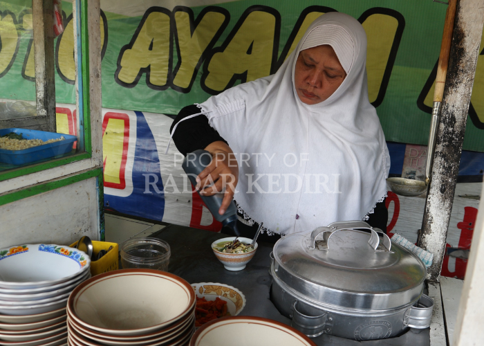 LEZAT: Kuliner soto ayam Branggahan menjadi jujukan pengendara yang melintas di Jalan Kediri-Tulungagung setiap harinya.