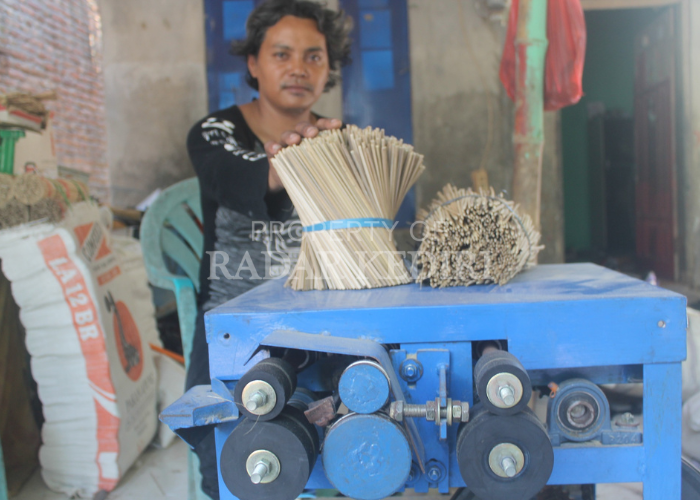 MENJANJIKAN: Bisnis pembuatan tusuk sate di Desa/Kecamatan Papar banyak diburu pelanggan.