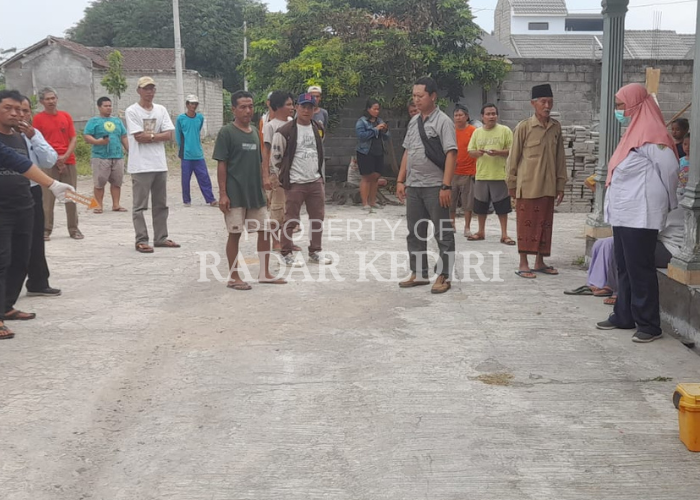BIKIN HEBOH: Petugas kepolisian saat melakukan olah tempat kejadian perkara di depan Musala Al Hidayah di Dusun Ngrancangan, Desa Wonojoyo, Gurah.