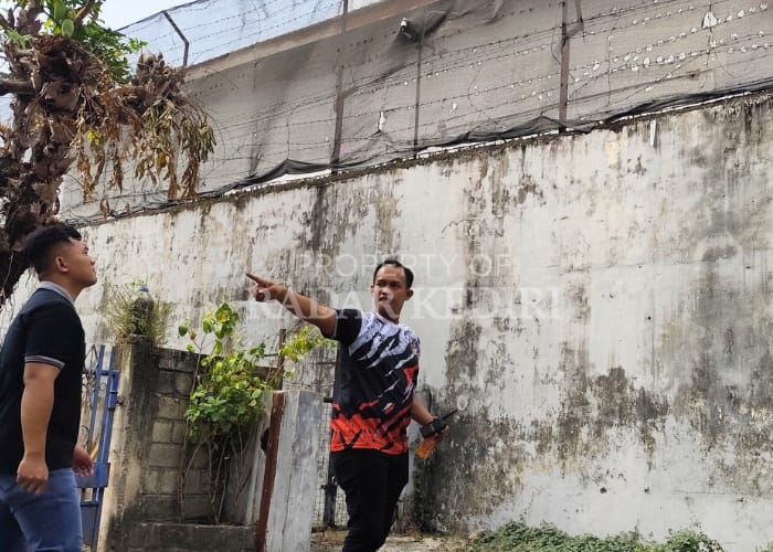 TKP: Petugas Lapas Kediri menunjukkan tembok yang jadi tempat penyelundupan sabu-sabu.