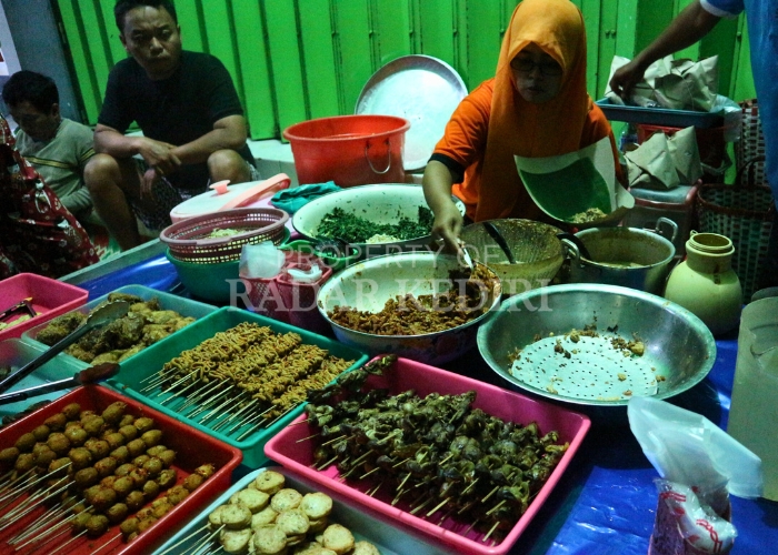 VARIATIF: Penjual Pecel Pudakit di Jalan Doho Kediri menyajikan pecel berbungkus pincuk dari daun pisang.