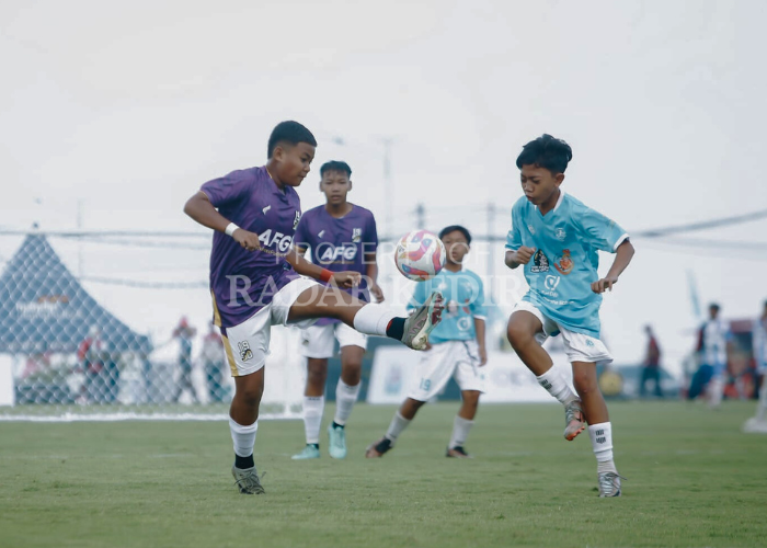 BIBIT MUDA: Pemain Persik Academy saat berebut bola dalam turnamen Bali 7s di lapangan Bali United Training Center Sukawati, Gianyar. Kini skuad muda tersebut kembali menggelar latihan di Kediri.