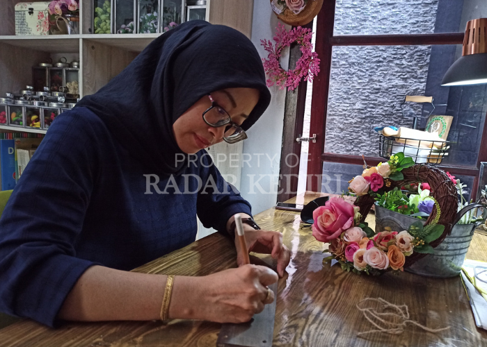 INDAH: Kerajinan hiasan pintu terbuat dari rotan dan ranting membuat indah tampilan pintu.