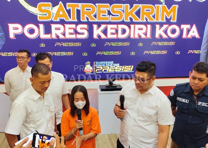 MODUS BARU: Tersangka Wiwin saat memberikan keterangan terkait aksi pencuriannya kepada Kasat Reskrim Polres Kota Kediri Iptu M. Fathur Rozikin.