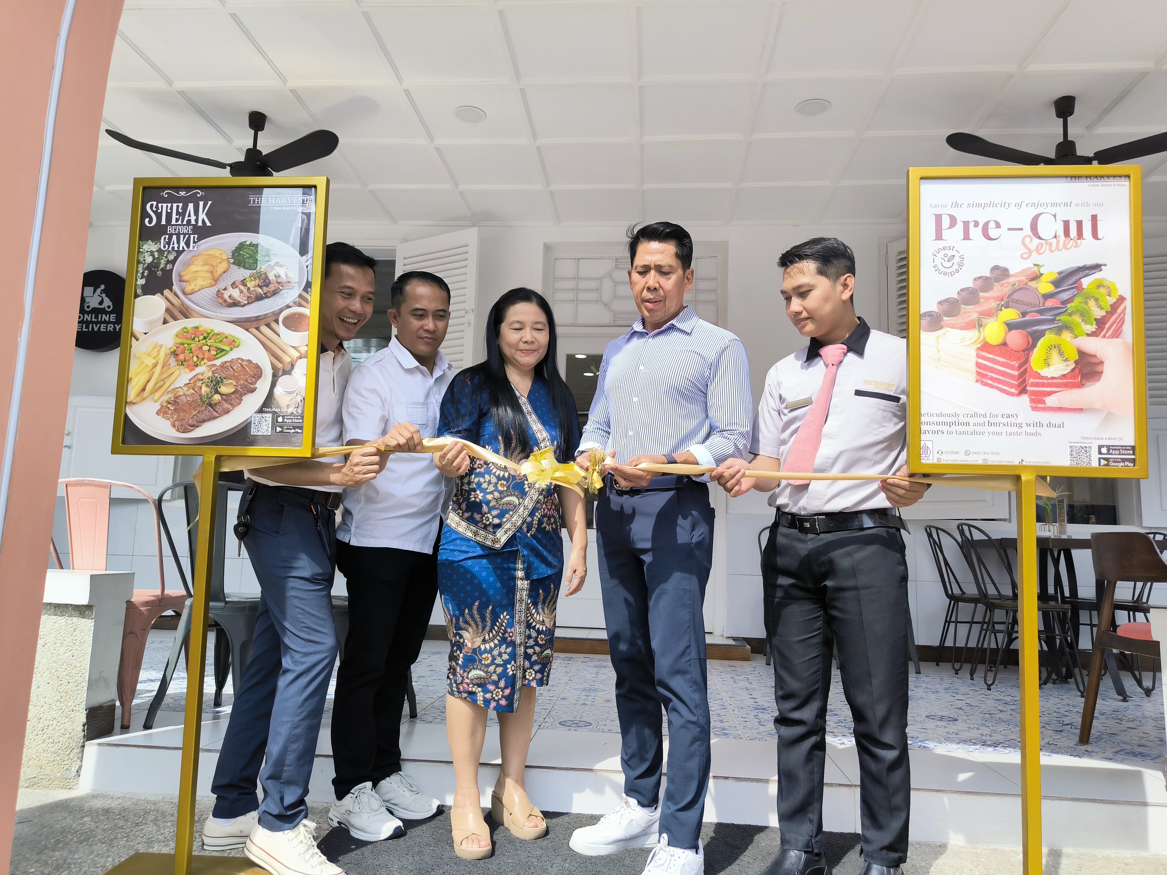 SIMBOLIS: CEO Mount Scopus Group Edison Manalu memotong pita saat Grand Opening The Harvest Kediri, Selasa (2/7).