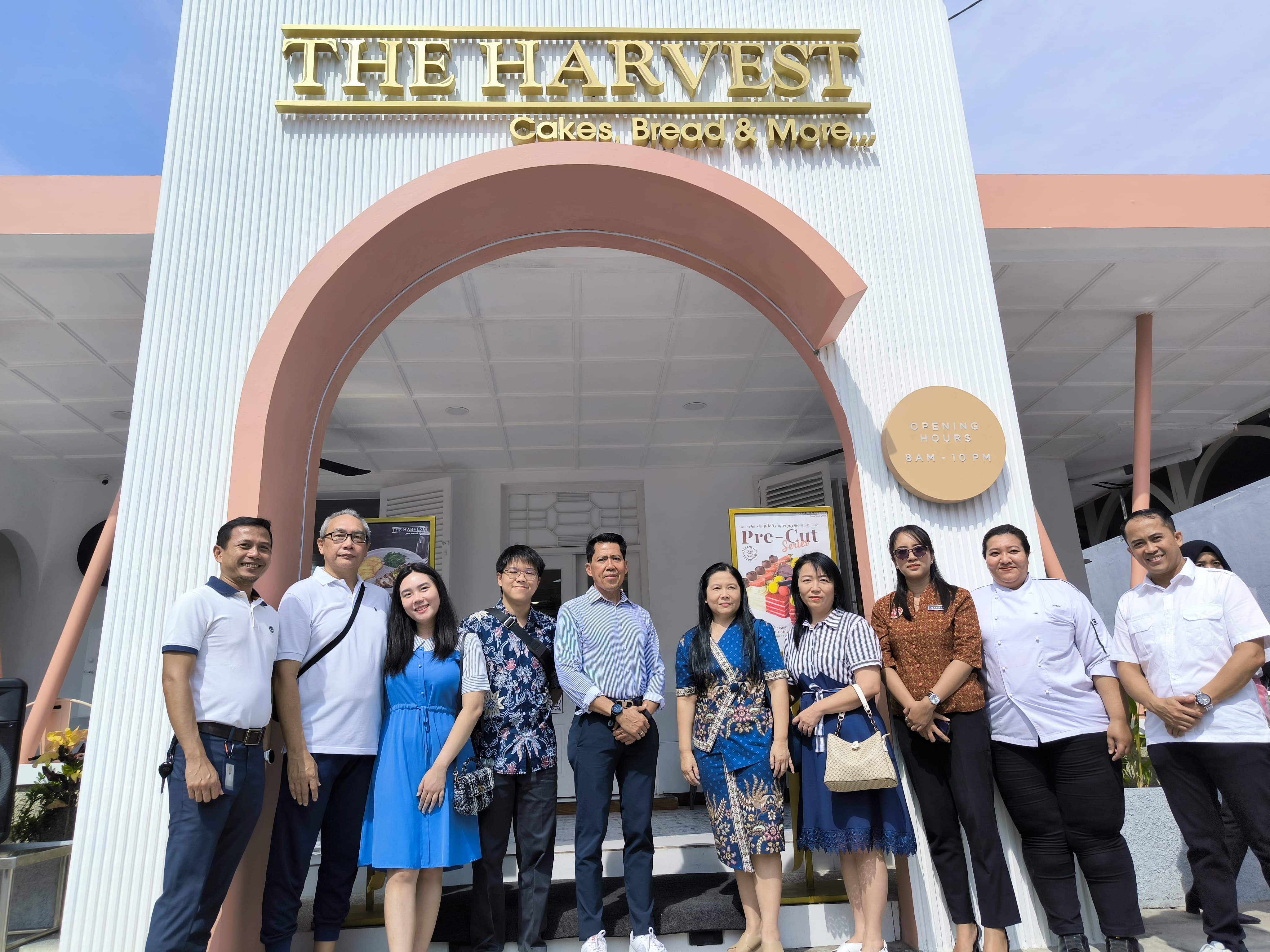 ADA DI KEDIRI: Jajaran manajemen The Harvest di store ke-95 di Jalan Hayam Wuruk, Kota Kediri.