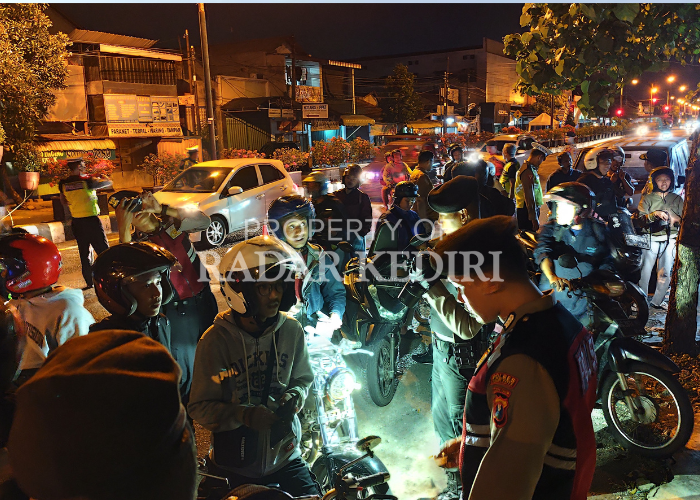 CEGAH BALAP LIAR: Polres Kediri Kota menggelar razia motor knalpot brong dan pengendara yang tidak memiliki sim di Jalan Jendral A. Yani, Banjaran.