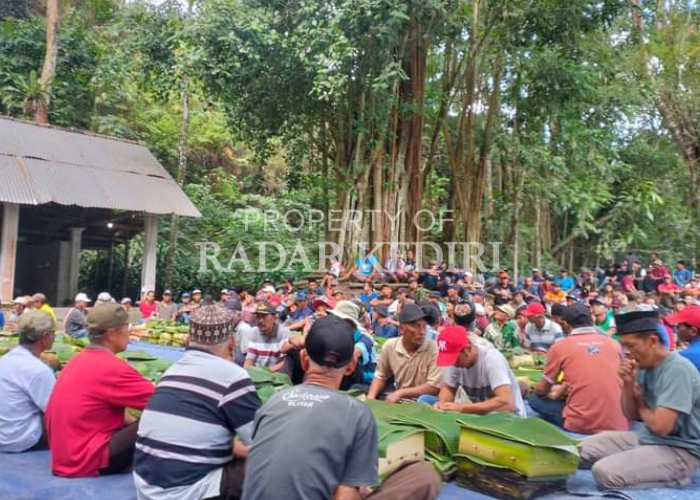 MERIAH: Selamatan lengkong setiap bulan Sura di Desa Sempu, Kecamatan Ngancar selalu ramai dihadiri warga.