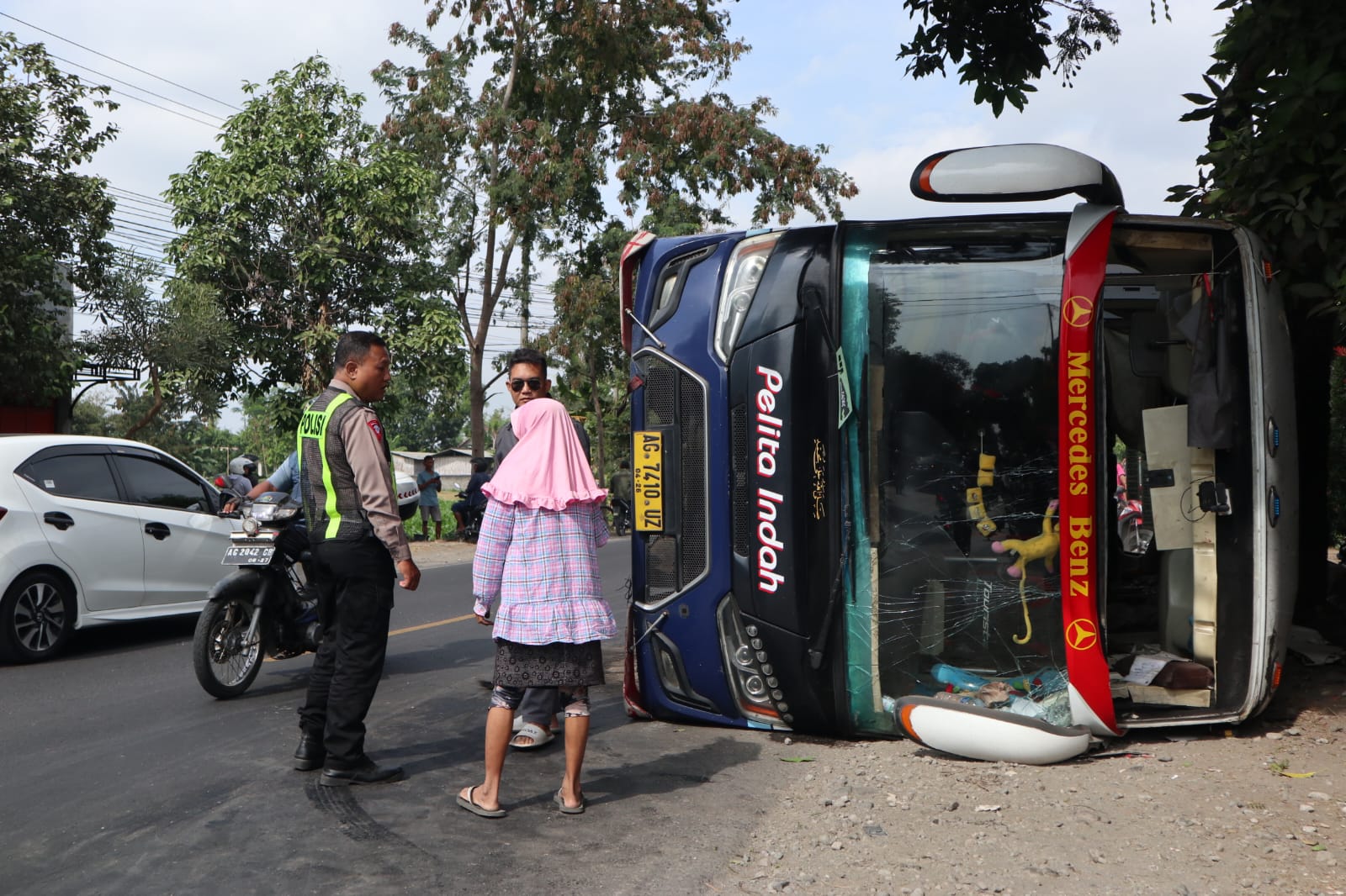NGERI: Bus Pelita Indah yang terguling di Desa Banjaranyar, Kecamatan Kras, Kabupaten Kediri, Selasa pagi (2/7).