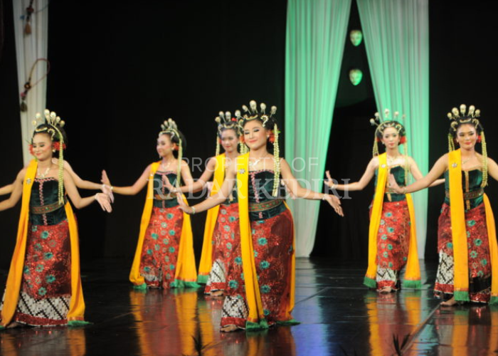 GEMULAI: Penari membawakan tarian gambyong tayub saat bulan Sura.