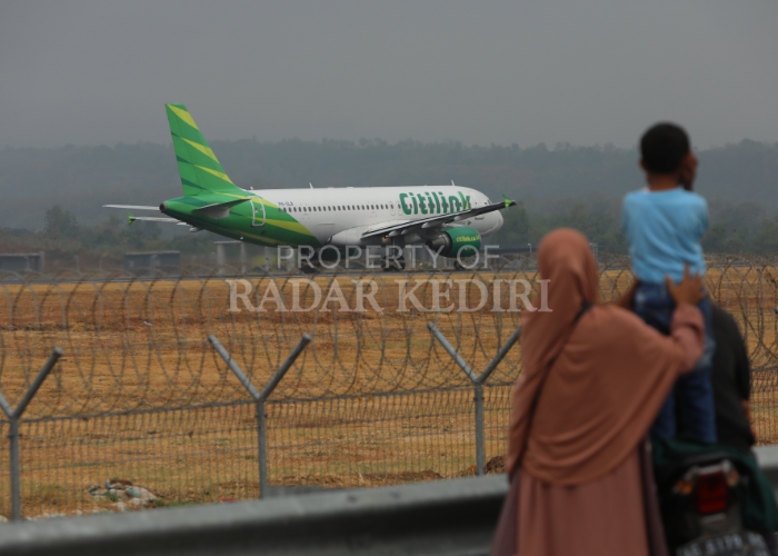 TAKE OFF: Warga menyaksikan maskapai Citilink tiba di Bandara Dhoho Kediri.