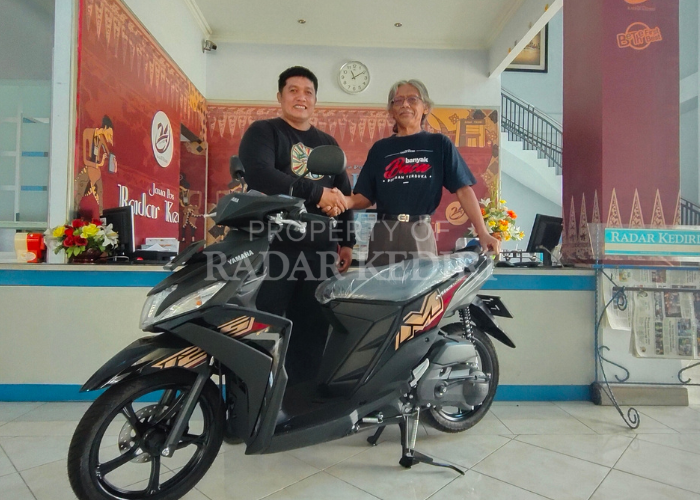 BERUNTUNG: Budi Santoso, pelanggan Jawa Pos Radar Kediri asal Desa Gedangsewu, Pare menerima hadiah sepeda motor dari program Gebyar Pembaca Setia 75 Tahun Jawa Pos (03/7).
