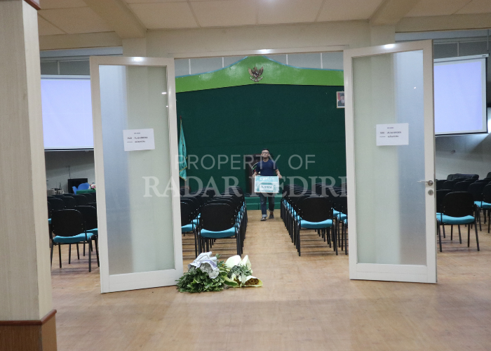 PERSIAPAN:Panitia menyiapkan ruangan untuk pelaksanaan final Kompetisi Akademik di aula lantai 2 gedung E Unis ka pagi ini.