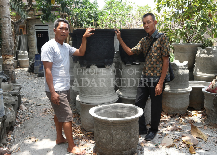 UNGGULAN: Usaha pembuatan pot tanaman di Desa Banjarejo, Kecamatan Ngadiluwih mampu mendongkrak perekonomian warga.