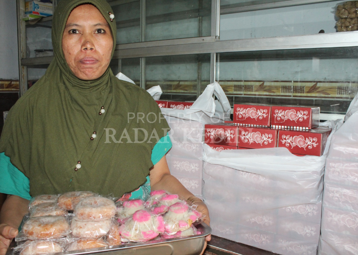 MANDIRI: Industri rumahan pembuatan jajanan basah yang dikelola Dewi Rosidah mampu mendulang cuan.