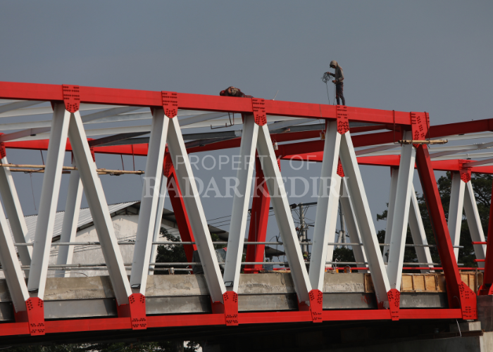 SIAP BEROPERASI: Pekerja proyek Jembatan Jongbiru memasang lampu. Pemkab Kediri menunggu izin dari Kementerian Pekerjaan Umum dan Penataan Ruang
